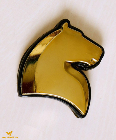 آرم طلایی جلو پنجره دنا